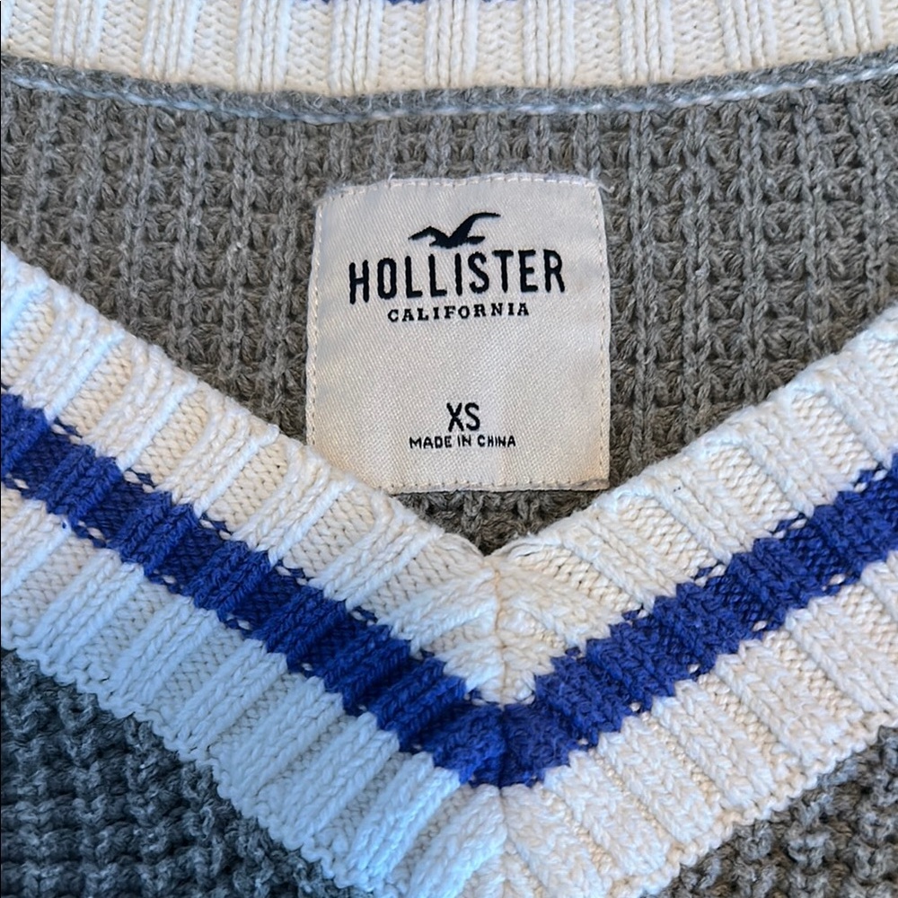 Hollister Oversized V-Neck Sweater Gray with Blue/ White Detail - Picture 2 of 3